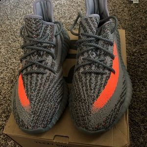 STEAL ‼️Yeezy 350 v2 beluga
